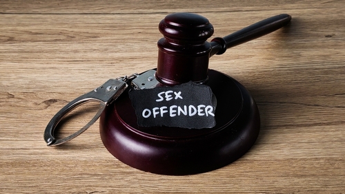 A judge’s gavel beside handcuffs and a tag labeled Sex Offender, representing Florida’s penalties for failing to register as a sex offender.